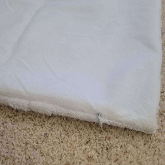 Fuzzy Furry White Pillow Cases Accent Throw Pillows Covers Home Decor Zip - Picture 4 of 4